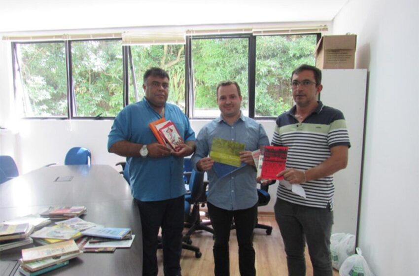  SINDISERV recebe doações de livros para a Biblioteca