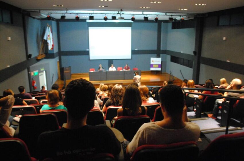  Servidores em reunião do Conselho Deliberativo cogitam entrar em greve