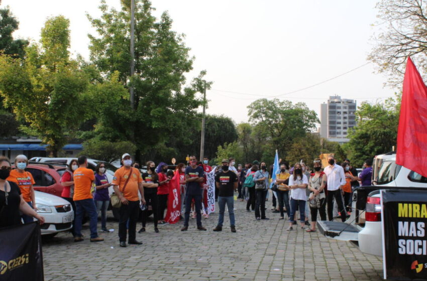  Servidores protestam contra a Reforma Administrativa em frente à Prefeitura