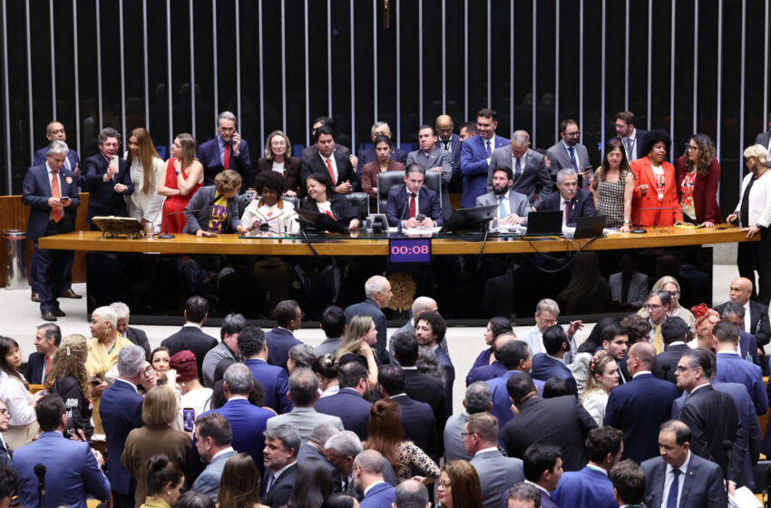  Com pressão popular, Câmara aprova PEC pelo fim da escala 6×1