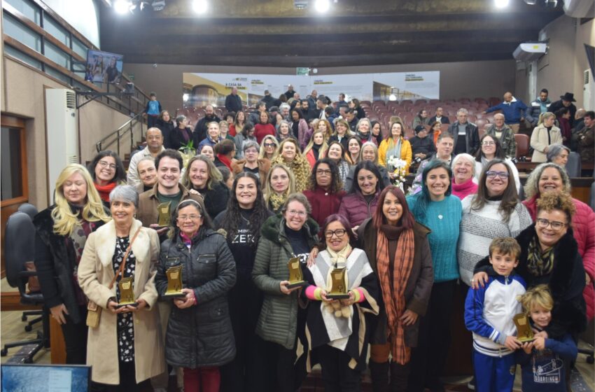  Troféu Mulher Cidadã chega às mãos de seis homenageadas